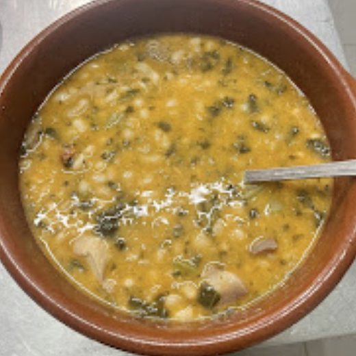 Cazuela de barro con cocido montañés: alubia blanca y berza.